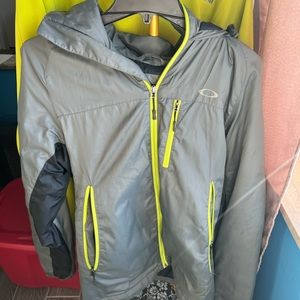 Men’s Oakley coat, small. Zipper pockets and hood